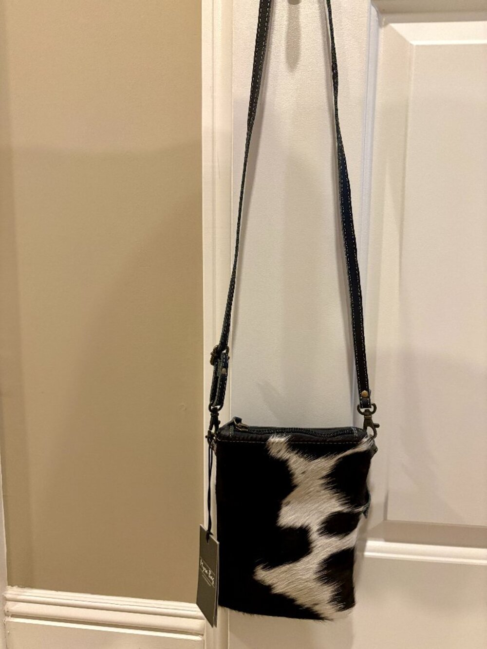 Myra Black And White Cross Body Bag -